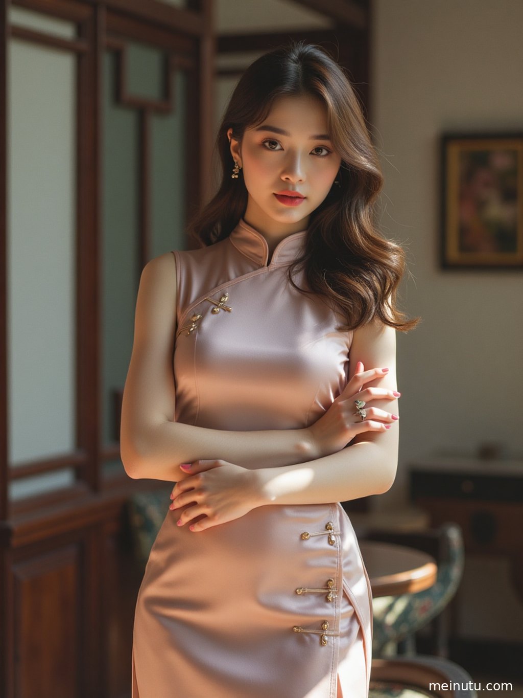 身着金色丝绸旗袍的成年女性，在古典背景下尽显高贵。
