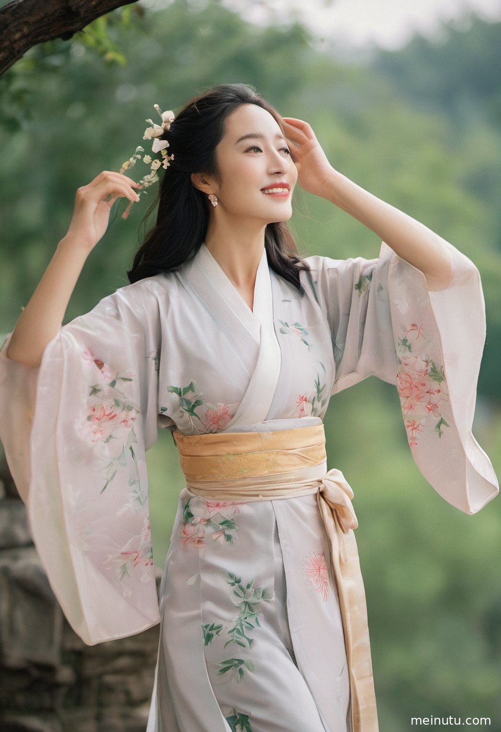 端坐于宫殿内的成年女子，身着唐风汉服，手持团扇，展现出大家闺秀的温婉气质。
