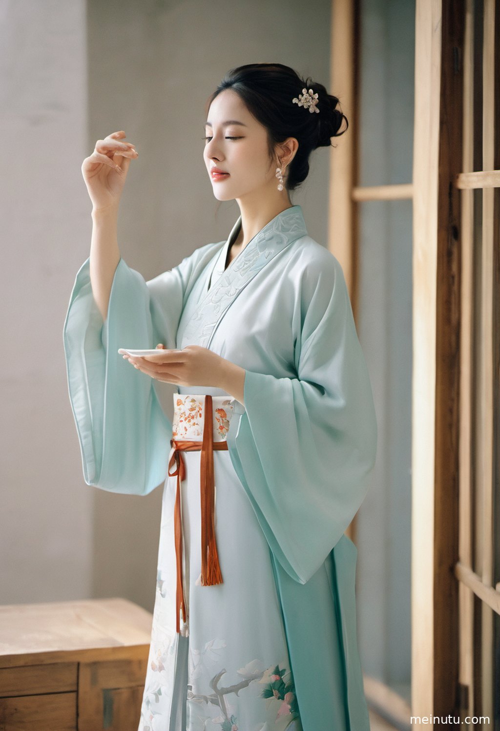 一位身披霞帔的成年女子，在夕阳下沐浴金光，唐风汉服的华美与壮丽在此刻尽显。